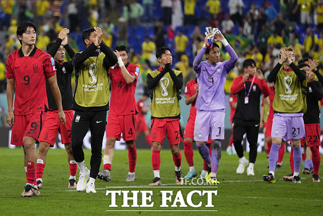 6일 오전(한국시간) 카타르 도하 974 스타디움에서 열린 한국과 브라질의 2022 카타르 월드컵 16강전에서 1-4로 경기를 마친 대표팀이 인사를 하며 경기장을 나서고 있다. /도하(카타르)=AP.뉴시스