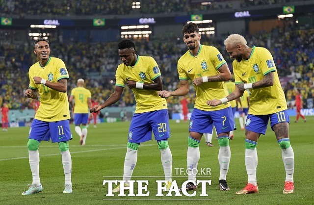 브라질의 비니시우스(왼쪽에서 두번째)가 6일 카타르 도하의 974 스타디움에서 열린 2022 카타르 월드컵 16강전에서 전반 초반 선제골을 터뜨리고 하피냐, 파케타, 네이마르(왼쪽부터)와 함께 골 세리머니를 하고 있다. /도하(카타르)=AP.뉴시스