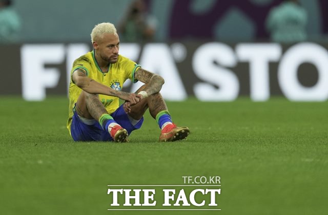 브라질의 에이스 네이마르가 10일 2022 카타르 월드컵 8강전에서 펠레와 같은 A매치 최다골 타이 기록을 세우고도 크로아티아에 승부차기에서 패해 실망을 금치 못하고 있다./알 라이얀(카타르)=AP.뉴시스