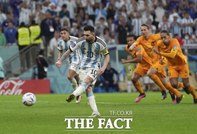 아르헨티나 전설 바티스투아와 같은 월드컵 10호골을 성공시키고 있는 메시의 페널티킥 장면./루사일=AP.뉴시스