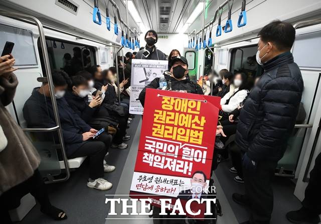 오세훈 서울시장이 전국장애인차별철폐연대에 시위를 지속하면 더 이상 관용하기 어렵다고 경고했다. 전장연 회원들이 11월 30일 오전 4호선 삼각지역에서 장애인 권리예산 확보를 위한 선전전을 벌이고 있다. /뉴시스