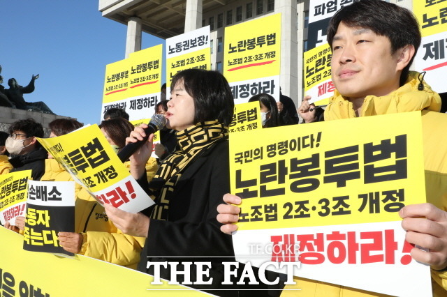 노란봉투법의 필요성은 오래전부터 제기됐다. 24일 노란봉투법의 본회의 직회부가 결정되자 노동계는 수백만 명 하청 노동자의 노동 기본권이 보장될 수 있는 첫 번째 법률 개정안이라며 환영의 뜻을 나타냈다. 이정미 정의당 대표가 지난해 12월 서울 여의도 국회 본청 앞에서 열린 노조법 2, 3조(노란봉투법) 제정을 위한 정의당 농성돌입 기자회견에서 발언하고 있다. /뉴시스
