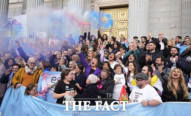 22일(현지시간) 스페인 마드리드 의회 계단에 모인 사람들이 성별을 자유롭게 바꾸게 해주는 트랜스젠더 법 통과에 기뻐하고 있다. /마드리드=AP.뉴시스