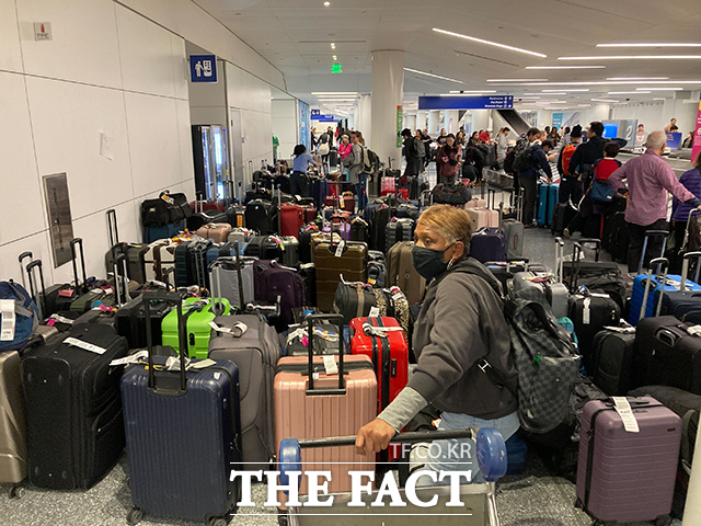 26일(현지시간) 미국 캘리포니아주 로스앤젤레스 국제공항의 사우스웨스트 항공 터미널에서 여행객들이 항공편이 취소된 후 짐가방을 찾고 있다. /로스앤젤레스=AP.뉴시스