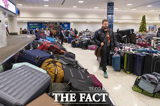 26일(현지시간) 미 일리노이주 시카고의 미드웨이 국제공항 수하물 찾는 곳에서 여행객들이 짐가방을 찾고 있다. /시카고=AP.뉴시스
