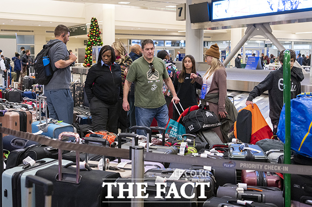 26일(현지시간) 미 일리노이주 시카고의 미드웨이 국제공항 수하물 찾는 곳에서 여행객들이 짐가방을 찾고 있다. /시카고=AP.뉴시스