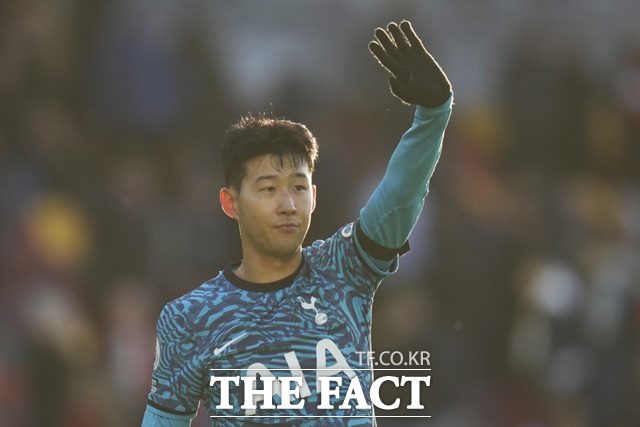 부상을 딛고 약 2개월 만에 EPL 복귀전을 치른 손흥민이 풀타임을 소화하며 팀 내 최다인 3개의 유효슛을 기록한 뒤 팬들의 환호에 답하고 있다./런던=AP.뉴시스