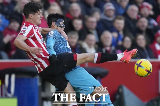 브렌트포드의 거친 대인마크를 받고 있는 손흥민./런던=AP. 뉴시스