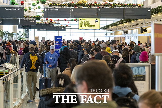 26일(현지시간) 미 일리노이주 시카고의 미드웨이 국제공항 수하물 찾는 곳에서 수백명의 여행객들이 줄 서 있다. /시카고=AP.뉴시스