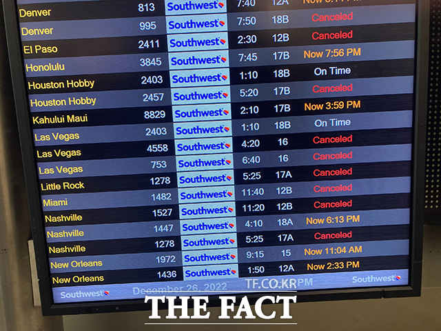 26일(현지시간) 미국 캘리포니아주 로스앤젤레스 국제공항의 비행스케줄 전광판으로 항공기의 취소와 지연 소식을 전하고 있다.. /로스앤젤레스=AP.뉴시스