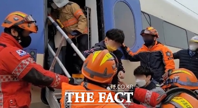 현대로템이 지난 1월 충북 영동군에서 발생한 KTX-산천 열차 탈선 사고는 제작 문제가 아닌 유지 보수 문제라고 주장했다. 사진은 당시 탈선 열차에서 승객들이 대피하는 모습. /충북소방본부 제공