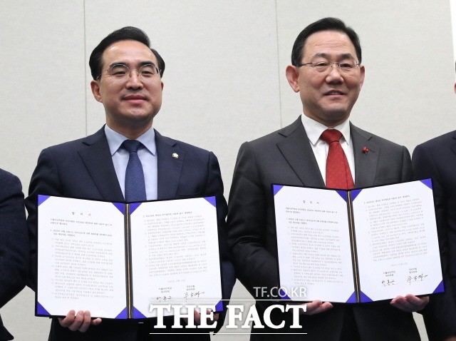 여야가 28일 본회의에서 안전운임제, 추가 연장근로제 등 일몰법을 연장 처리하기로 합의했지만, 무산될 것으로 보인다. 지난 22일 내년도 예산안 합의 관련 기자회견하는 주호영 국민의힘 원내대표(오른쪽), 박홍근 더불어민주당 원내대표. /국회사진취재단