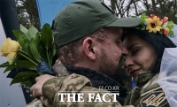  '전쟁 중 결혼식'…우크라이나 군인 커플의 백년가약  [TF사진관]