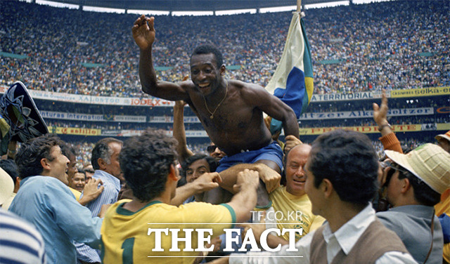 1970년 6월 21일 멕시코시티의 에스타디오 아즈테카에서 열린 이탈리아와의 월드컵 결승전에서 브라질이 4-1로 승리한 후 펠레가 기쁨을 누리고 있다. /멕시코시티=AP.뉴시스