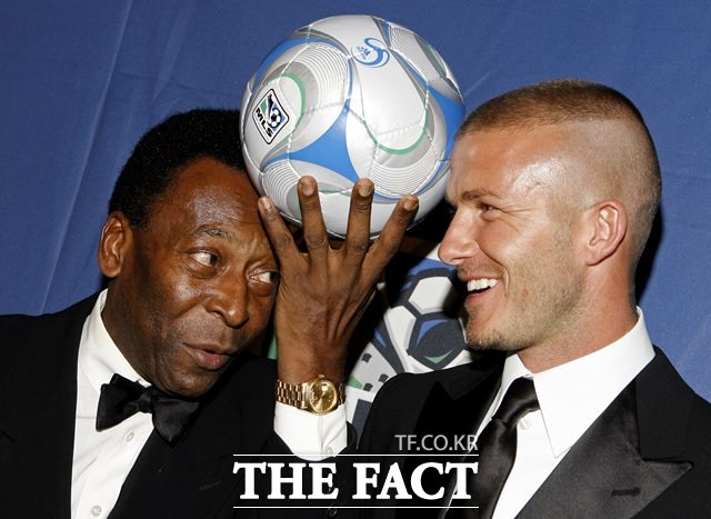 2008년 미국 축구행사에서 베컴을 만나 포즈를 취하고 있는 생전의 펠레(왼쪽)./AP.뉴시스
