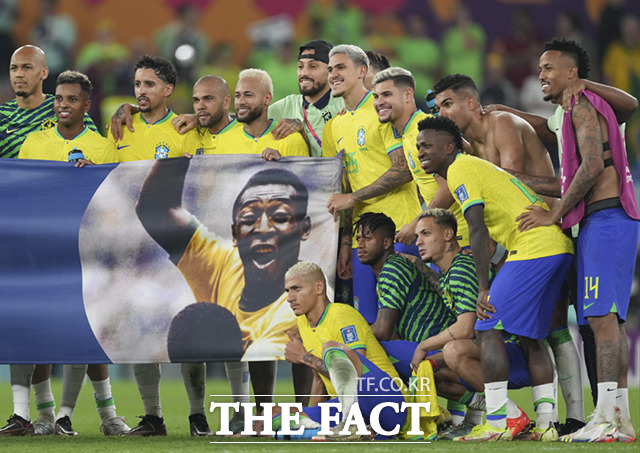 브라질 대표팀 선수들이 5일(현지시간) 카타르 도하의 974 스타디움에서 열린 한국과의 2022 카타르 월드컵 16강전을 마친 후 펠레의 쾌유를 기원하는 현수막을 펼치고 사진을 찍고 있다. /도하=신화.뉴시스