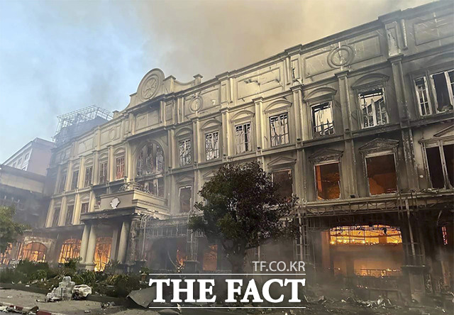 28일(현지시간) 캄보디아 북서쪽 포이펫의 그랜드 다이아몬드 시티 호텔 카지노에서 발생한 화재로 인해 건물에서 연기가 치솟고 있다. /포이펫=AP.뉴시스