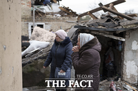  새해 앞두고 또 대규모 공습… 우크라이나, 눈물의 12월 [TF사진관]