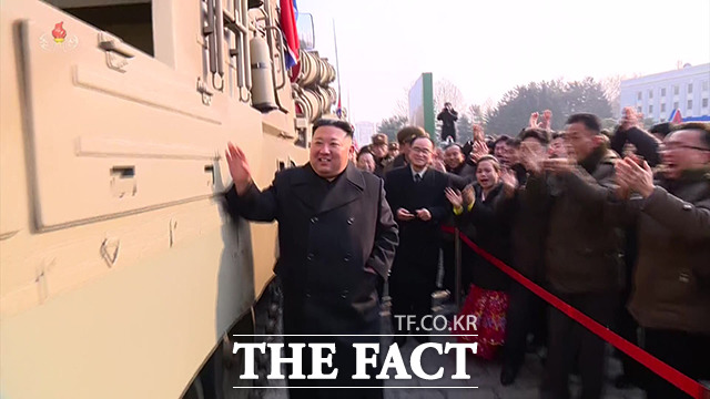 600mm 초대형 방사포 증정식에 참석한 김정은 북한 국무위원장. /뉴시스