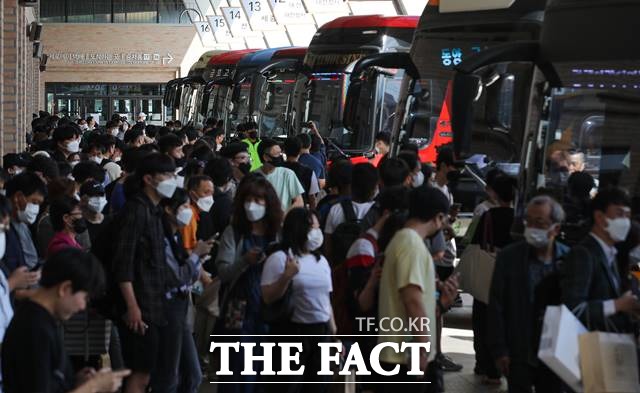 서울시가 이번 설 연휴 고속버스와 시내버스를 증편 운행한다. 추석 연휴 첫 날인 2022년 9월 9일 오전 서울 서초구 고속버스터미널이 귀성객들로 붐비고 있다. /뉴시스
