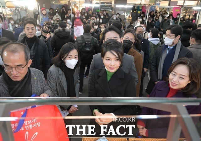 김건희 여사가 11일 대구 서문시장을 찾아 상인과 이야기를 나누고 있다. /뉴시스