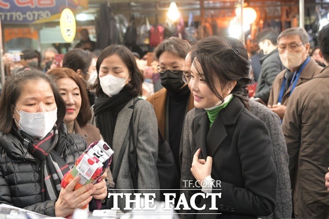 김건희 여사가 11일 대구 서문시장을 찾아 양말을 둘러보고 있다. /대구=뉴시스