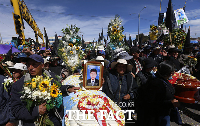 11일(현지시간) 페루의 홀리아카에서 경찰과의 충돌로 사망한 17명의 희생자 합동 장례식이 열린 가운데 주민들이 장례행렬에 참석해 희생자들을 추모하고 있다. /홀리아카=AP.뉴시스