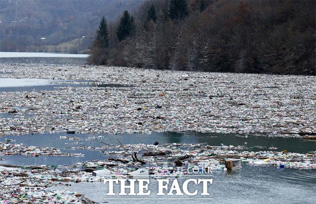 12일(현지시간) 세르비아 남서부 즐라티보르주 프리보이의 포트페코 호수에서 플라스틱 등 쓰레기들이 물 위를 떠다니고 있다. /프리보이=AP.뉴시스