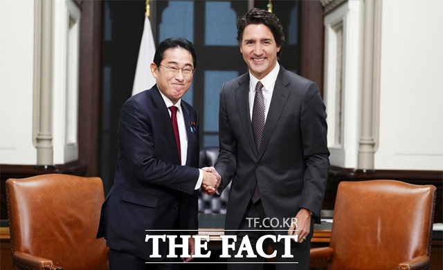 기시다 후미오(왼쪽) 일본 총리와 쥐스탱 트뤼도 캐나다 총리가 12일(현지시간) 캐나다의 수도 오타와 국회의사당에서 만나 회담을 나누기 전 악수하고 있다. /오타와=AP.뉴시스