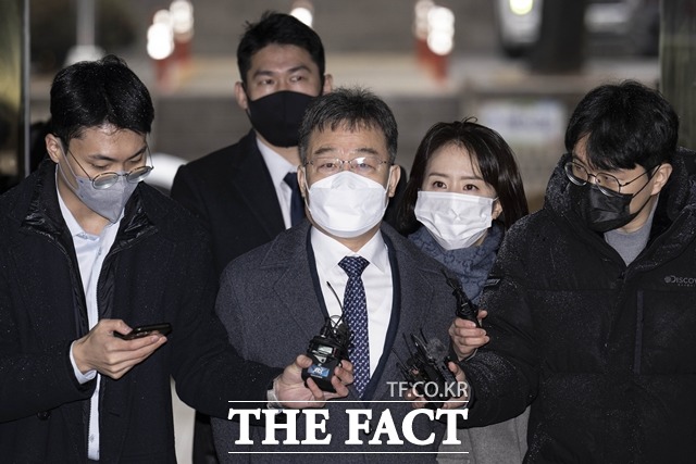 화천대유 대주주 김만배씨의 자해로 중단됐던 대장동 개발 사업 비리 의혹 관련 재판이 재개된 13일 김씨가 서울 서초구 서울중앙지방법원에 출석하고 있다. /뉴시스