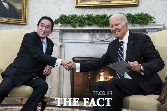 조 바이든(오른쪽) 미국 대통령이 13일 미국 워싱턴의 백악관에서 기시다 후미오 일본 총리를 만나 악수를 하고 있다. /워싱턴=AP.뉴시스