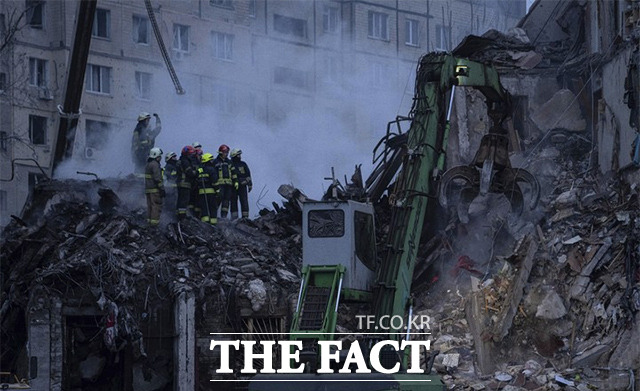 14일(현지시간) 우크라이나 남동부 드니프로의 9층 아파트에 러시아군의 미사일이 떨어지면서 건물이 무너지고 주민들이 매몰됐다. 우크라이나 구조대원이 구조작업을 진행하고 있다. /드니프로=AP.뉴시스