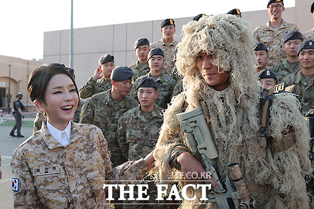 김건희 여사(왼쪽)가 15일(현지시간) 현지에 파병중인 아크부대를 방문해 장병들을 격려하고 있다./뉴시스