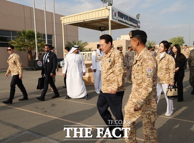아랍에미리트(UAE)를 국빈 방문 중인 윤석열 대통령과 김건희 여사가 15일 오후(현지시간) 현지에 파병 중인 아크부대를 방문하고 있다. /뉴시스