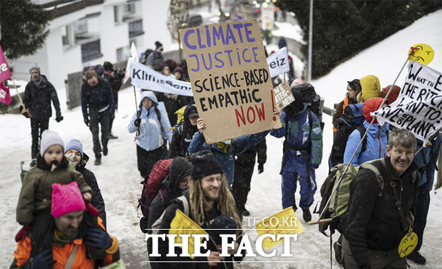 15일(현지시간) 스위스 다보스에서 열리는 세계경제포럼인 다보스포럼 연차총회를 하루 앞두고 시위대가 기후 정의를 외치며 시위하고 있다. /다보스=AP.뉴시스