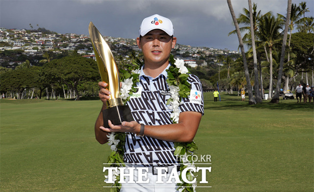 김시우가 15일(현지시간) 미 하와이주 호놀룰루의 와이알레이 컨트리클럽에서 열린 미국프로골프(PGA) 투어 소니 오픈에서 최종 우승해 트로피를 들고 포즈를 취하고 있다. /호놀룰루=AP.뉴시스