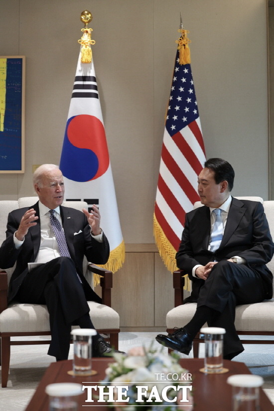 윤석열 대통령 부부가 오는 24~29일(현지시간) 미국을 국빈 방문한다. 지난해 5월 21일 윤 대통령과 조 바이든 미국 대통령이 서울 용산 대통령실 청사 집무실에서 소인수 정상회담을 하는 모습. /뉴시스