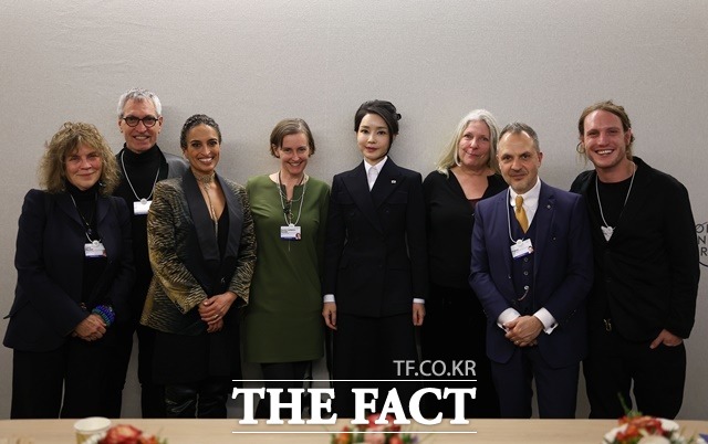 김건희 여사가 18일(현지시간) 다보스 콩그레스 센터에서 WEF 연차총회 계기로 열린 예술가 리더 행사에 초청된 여러 분야의 예술가들과 간담회를 갖고 기념촬영을 하고 있다. /뉴시스