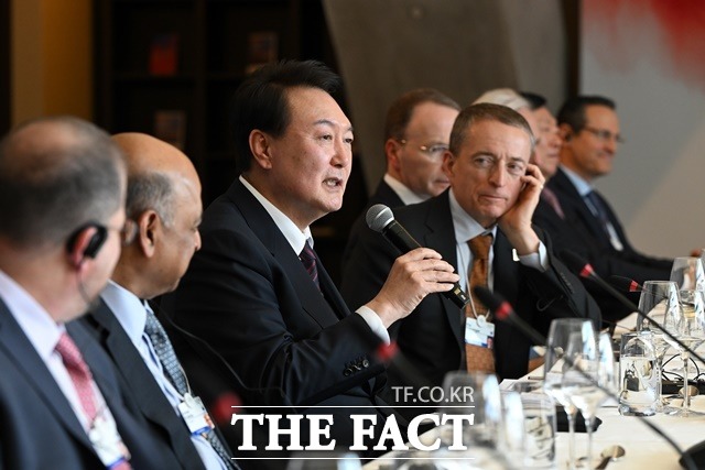윤석열 대통령이 18일(현지시간) 다보스 시내 한 호텔에서 열린 글로벌 CEO와의 오찬에서 발언하고 있다. /뉴시스