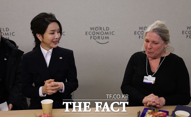 윤석열 대통령의 부인 김건희 여사가 18일(현지시간) 다보스 콩그레스 센터에서 세계경제포럼(WEF) 연차총회 계기로 열린 예술가 리더 행사에 초청된 여러 분야의 예술가들과 간담회를 하고 있다. /뉴시스