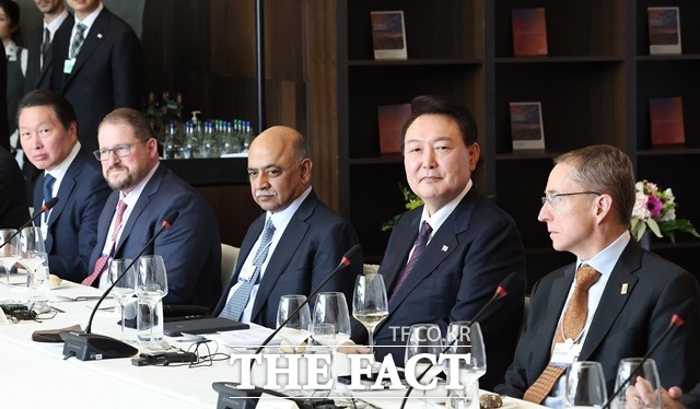 18일(현지시간) 스위스 다보스 시내 한 호텔에서 윤석열 대통령과 글로벌 CEO 오찬이 진행되고 있다. /뉴시스