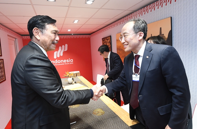 추경호 부총리 겸 기획재정부 장관이 18일(현지시간) 인도네시아 파빌리온에서 루훗 빈사르 판자이탄 인도네시아 해양투자조정장관과 면담에 앞서 악수하며 인사를 나누고 있다. /뉴시스 제공