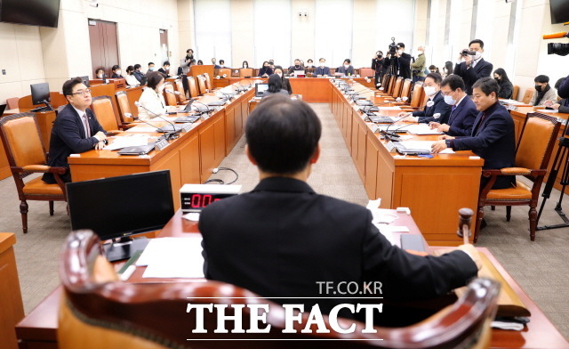 19일 국회 정치개혁특별위원회 정치관계법개선소위원회 선거제도 관련 전문가 공청회에서 전문가들은 비례대표 확대를 강조했다. 이날 정개특위 공청회 모습. /뉴시스