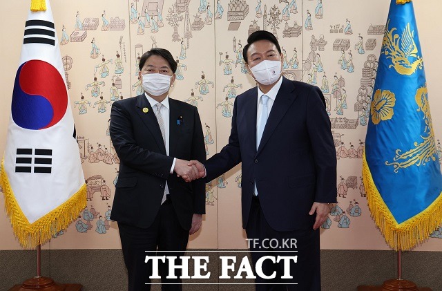 일본 정부가 10년째 독도를 일본 고유 영토라고 우겼다. 사진은 윤석열 대통령이 지난해 5월 용산 대통령실 집무실 앞에서 일본의 하야시 요시마사 외무상과 기념촬영을 하는 모습. /뉴시스