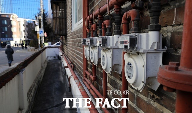 러시아와 우크라이나 전쟁 여파로 도시가스 요금에 연동되는 국제 천연가스 가격이 급등했고, 이에 더해 최근 기록적인 한파로 난방 사용량이 늘면서 지난달 가구당 난방비가 크게 오른 것으로 나타났다. 지난 25일 오전 서울 시내 한 주택가의 가스계량기 모습. /뉴시스