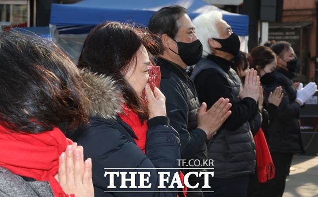 31일 오전 서울 용산구 녹사평역 인근에 마련된 이태원참사 희생자 합동분향소에서 유가족이 희생자들의 평안한 안식을 기원하는 159배를 하며 눈물을 훔치고 있다. /뉴시스