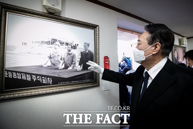 윤석열 대통령이 1일 고 박정희 전 대통령의 경북 구미 생가를 방문했다고 대통령실이 밝혔다. 윤 대통령이 대선 후보 시절이었던 지난해 2월 18일 박 전 대통령 생가를 방문해 추모관에서 참배를 마친 후 박 전 대통령 사진을 바라보는 모습. /뉴시스