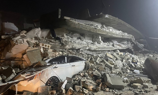 6일(현지시간) 시리아 북부 이들리브주 아즈마린 마을에서 무너진 건물 잔해 사이로 파손된 차량 한 대가 보이고 있다. /뉴시스