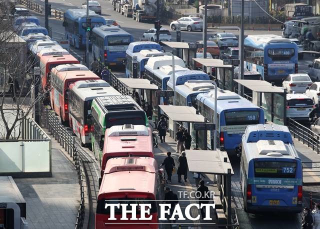 서울 시내버스 노조가 파업 찬반투표 가결에 따라 28일부터 파업에 들어간다. /뉴시스