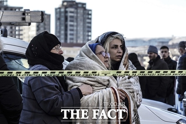 튀르키예 가지안테프에서 생존자 수색을 간절한 표정으로 지켜보고 있는 주민들. /가지안테프=AP.뉴시스